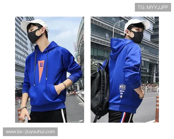 足球卫衣学生穿搭潮流解析 如何打造时尚舒适校园造型